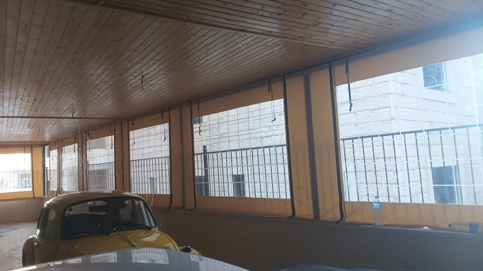 עבודת תפירה מקצועית — כיסוי יריעות שקופות למרפסת חניה
