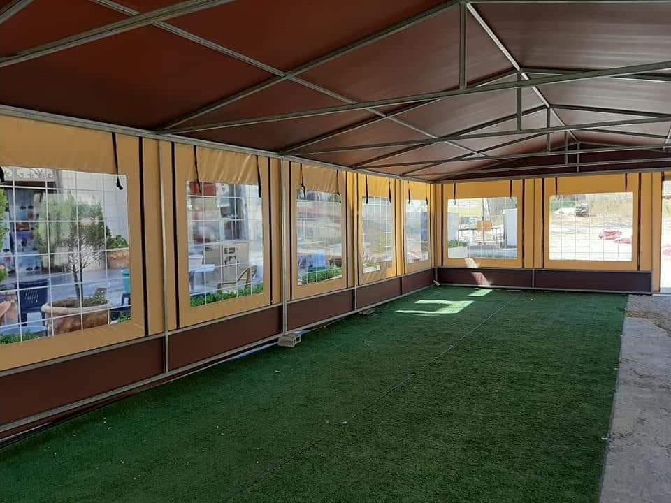 כיסוי פרגולה מלא בברזנט עם דשא סינטטי — מתפרת הגליל